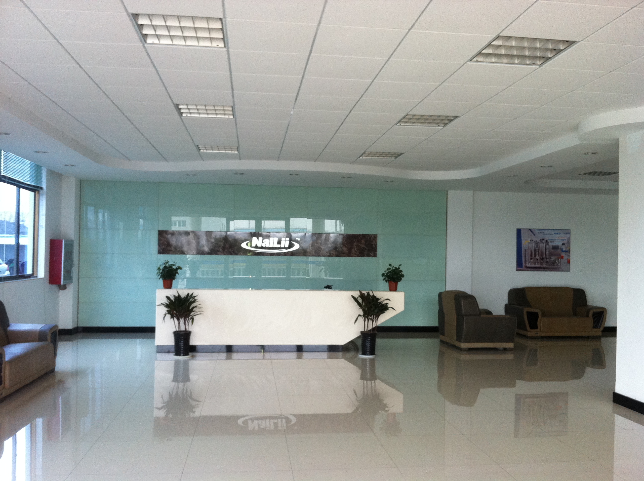 一樓大廳背景墻采用湖藍(lán)烤漆玻璃